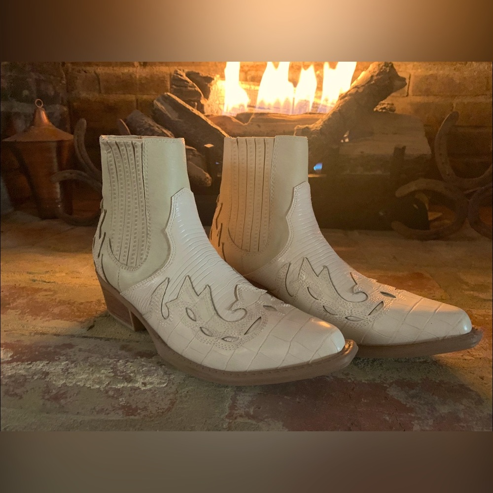 COCONUTS - western bootie - sz 8.5 - ivory